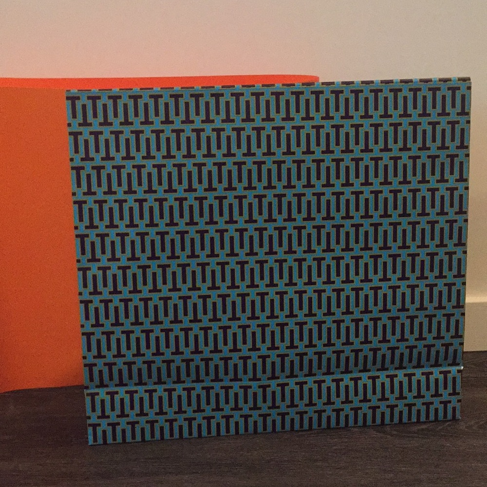 TORY BURCH blue pouch w/ logo - Picture 3 of 3